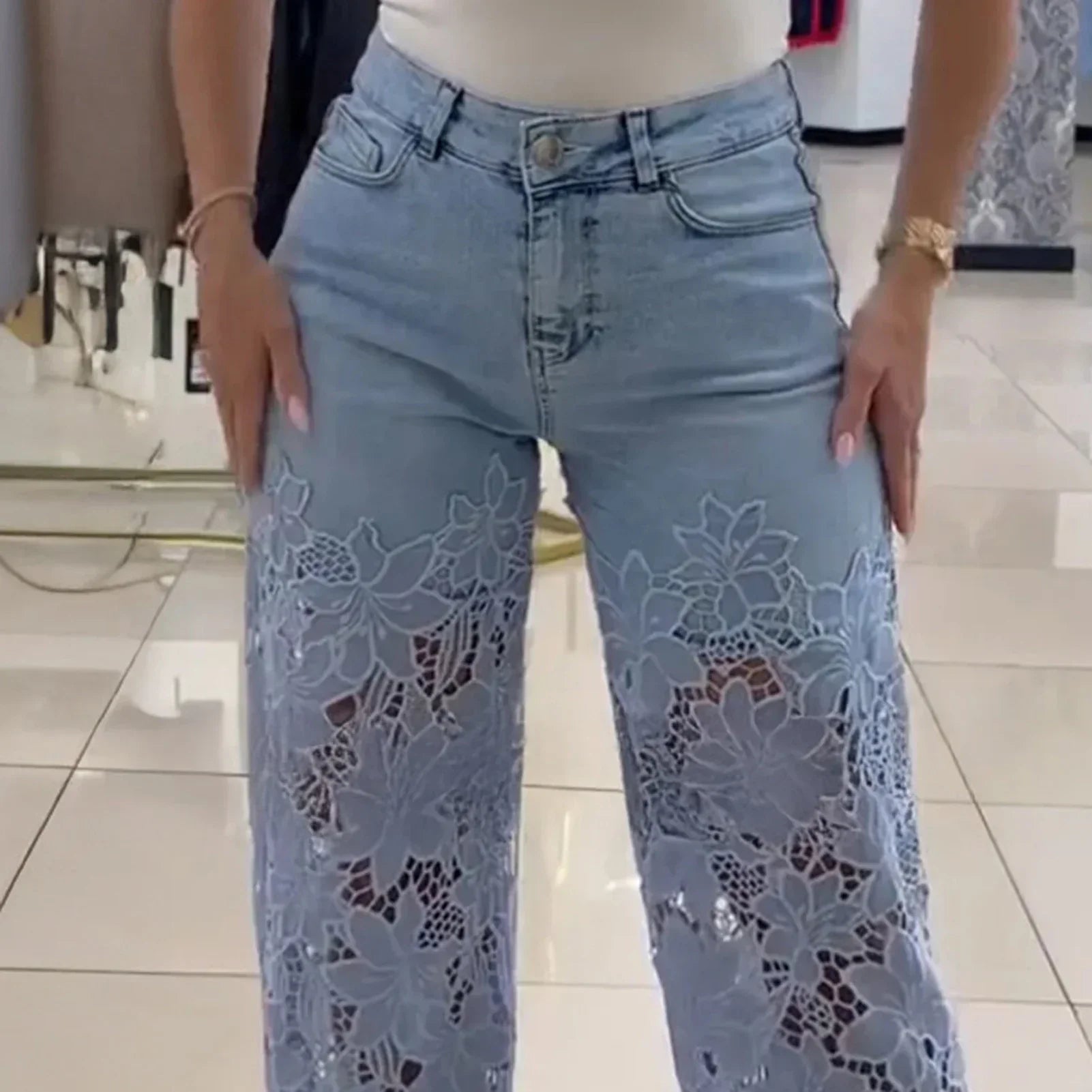 Calça Jeans Bethania™ em Denim Moderno com Renda Artesanal Floral / Estilo e Conforto Casual Chic para Looks Memoráveis!